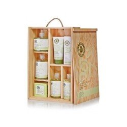 Cosmétiques naturels dans un coffret en bois